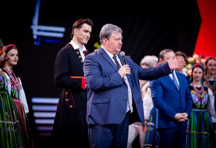 Dyrektor Zespołu "Mazowsze" Jacek Boniecki z Artystami na scenie