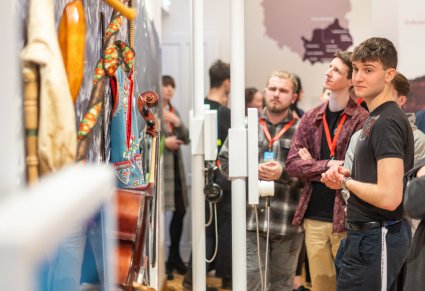 Część Artystów z zespołu Słowianki podczas zwiedzania wystawy w Pałacu w Karolinie