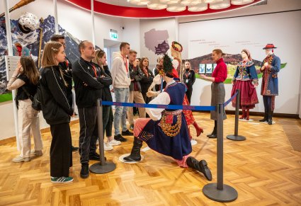 Część Artystów z zespołu Słowianki podczas zwiedzania wystawy w Pałacu w Karolinie