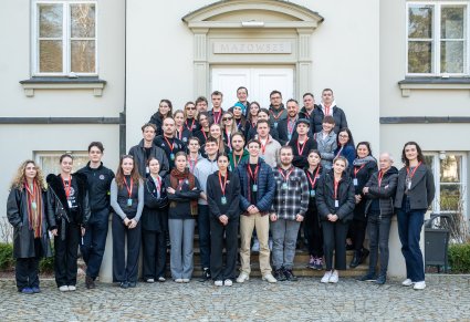 Grupa Artystów z zespołu Słowianki przed Pałacem w Karolinie