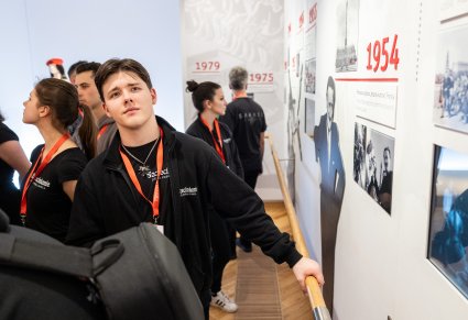 Część Artystów z zespołu Szczecinianie podczas zwiedzania wystawy w Pałacu w Karolinie