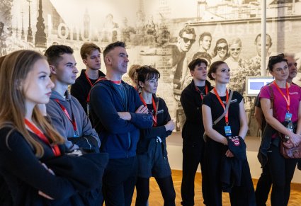 Część Artystów z zespołu Szczecinianie podczas zwiedzania Pałacu w Karolinie