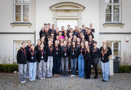 Grupa Artystów z zespołu Szczecinianie przed Pałacem w Otrębusach