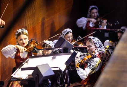 Zbliżenie na Muzyczki w kostiumach wilanowskich z orkiestry smyczkowej