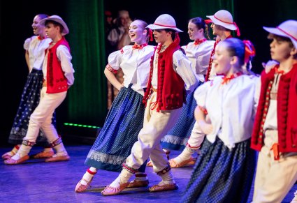 Tancerze w kostiumach ludowych podczas wykonywania choreografii tanecznej