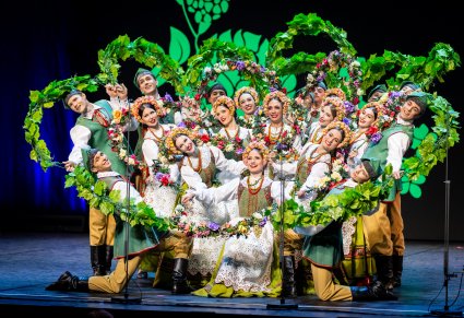 Artyści z zespołu "Mazowsze" w kostiumach lubuskich podczas wykonywania choreografii tanecznej na scenie
