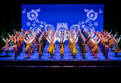 Artyści z zespołu "Mazowsze" w kostiumach ludowych podczas wykonywania choreografii tanecznej