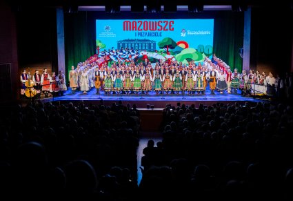 Na scenie Artyści z zespołu "Mazowsze", z zespołu Słowianki i z zespołu Szczecinianie