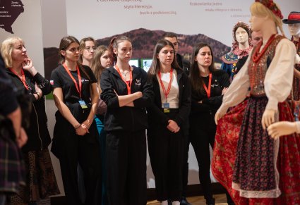 Artyści z zespołu "JANTAR" podczas zwiedzania wystawy w Pałacu w Karolinie