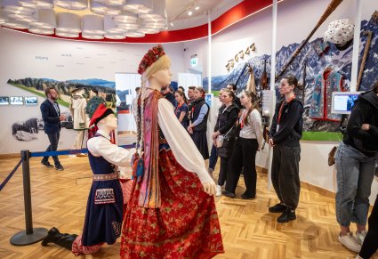 Artyści z zespołu "Silesianie" podczas zwiedzania wystawy o "Mazowszu"