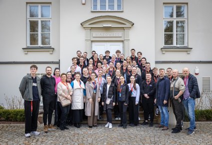 Artyści zespołu "Silesianie" przed Pałacem w Karolinie