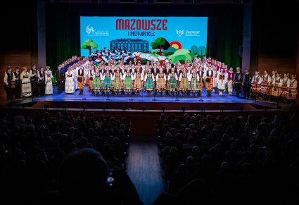Na scenie Artyści zespołu "Mazowsze", zespołu "Silesianie" oraz zespołu JANTAR
