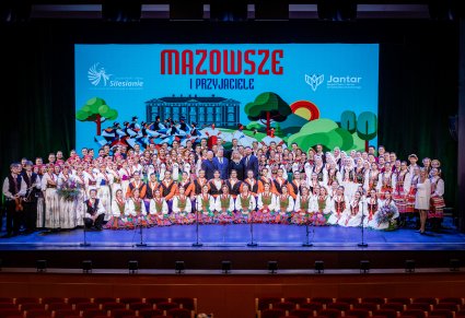 Na scenie Artyści zespołu "Mazowsze" , zespołu "Silesianie" oraz zespołu Jantar