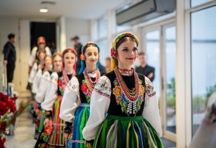 Zbliżenie na artystki w kostiumach łowickich