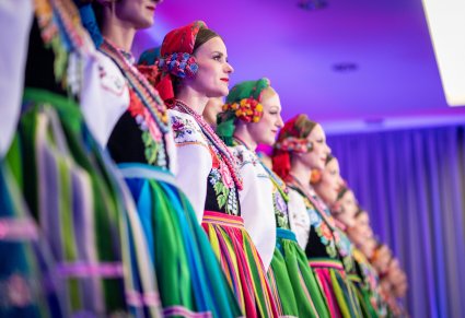 Zbliżenie na chór podczas koncertu