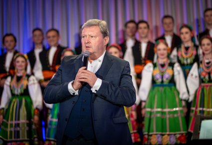 Zbliżenie na Dyrektora "Mazowsza" podczas przemowy