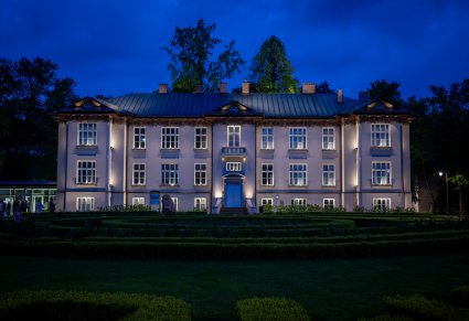 Centrum Folkloru Polskiego podświetlony wieczorową porą