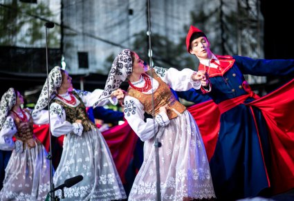 Zbliżenie na parę taneczną w kostiumach wilanowskich