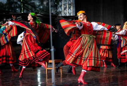 Zbliżenie na tancerki w kostiumach sieradzkich na scenie