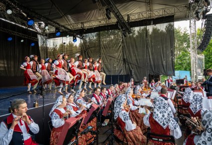 Tancerze w kostiumach jurgowskich i orkiestra podczas koncertu