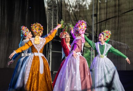 Tancerki w kostiumach bamberskich w tanecznych pozach