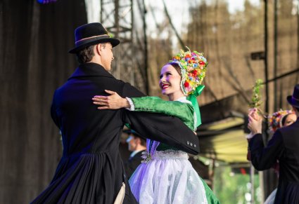 Zbliżenie na parę taneczną w kostiumach bamberskich
