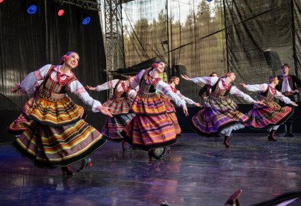 Tancerki w kostiumach kszczonowskich na scenie