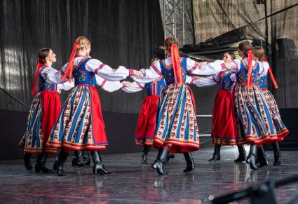 Tancerki w kostiumach spiskich na scenie w kole na scenie