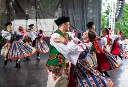 Zbliżenie na parę taneczną w kostiumach spiskich