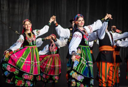 Zbliżenie na artystki w kostiumach łowickich na scenie