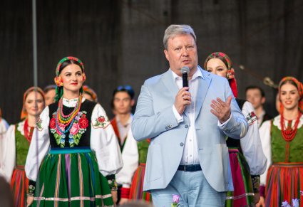 Zbliżenie na Dyrektora "Mazowsza" podczas przemowy