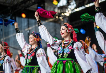 Zbliżenie na artystki w kostiumach łowickich na scenie