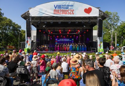Artyści na scenie VIII RODZINNEGO PIKNIKU z widoczną publicznością