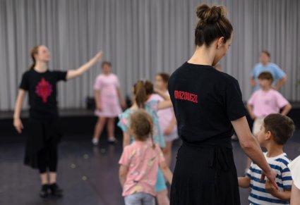 Artystki Zespołu Mazowsze prowadzą warsztat taneczny dla rodzin na Sali Kameralnej