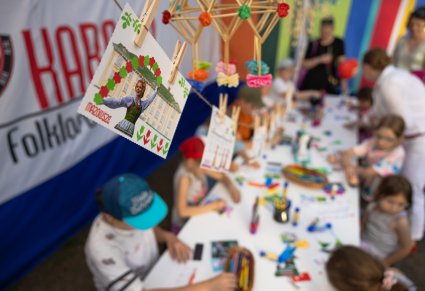 Dzieci wykonują pracę plastyczną przy stołach warsztatowych Centrum Folkloru Polskiego "Karolin"