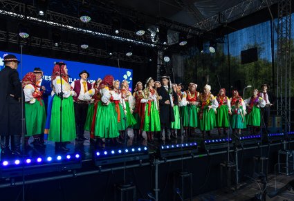Regionalny Zespoł Pieśni i Tańca "Wilamowice" na Scenie Głównej podczas występu pod tytułem "Wesele Wilamowskie"