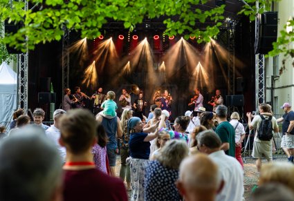 Zespół "Tęgie Chłopy" i bawiąca się publiczność podczas występu na Małej Scenie