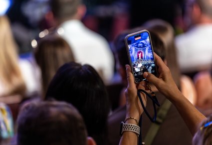 Zbliżenie na telefon, który nagrywa scenę