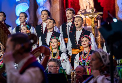 Zbliżenie na część Artystów z chóru w kostiumach łowickich
