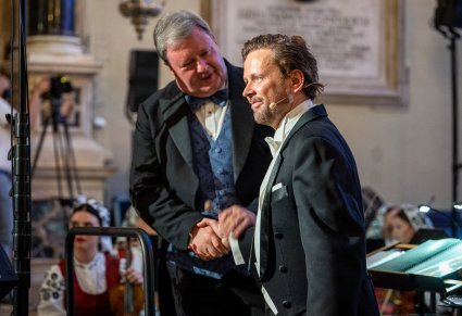 Dyrektor Jacek Boniecki ściskający dłoń Soliście