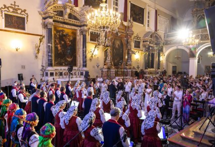 Artyści z chóru wraz z orkiestrą a przed nimi owacje na stojąco publiczności