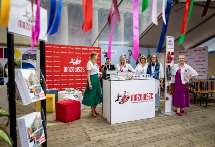 Stanowisko Mazowsze z uśmiechniętymi pracowniczkami Mazowsza na polskich Dniach w Brukseli