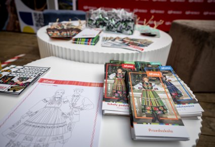 Zblizenie na kącik z materiałami marketingowymi i malowankami dla najmłodszych