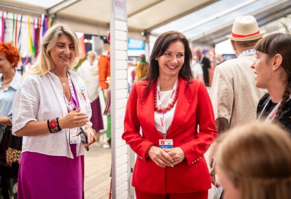 Zbliżenie na uśmiechnięte kobiety na Polskim Dniu w Brukseli