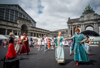 Artyści w kontuszach wraz gośćmi Polskiego Dnia w Brukseli wykonują wspólnie choreografię taneczną