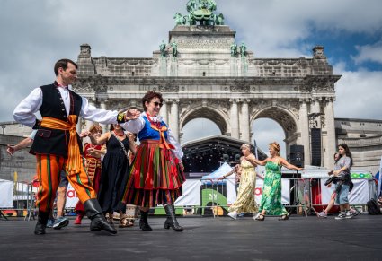 Artyści i co poniektórzy goście Polskiego dnia w Brukseli w trakcie wykonywania wspólnej choreografii tanecznej na placu