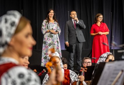 Osoby podczas przemówień przed koncertem