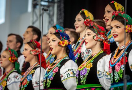 Zbliżenie na artystki chóru podczas koncertu