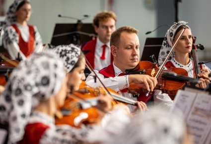 Zbliżenie na artystę grającego na skrzypcach podczas koncertu