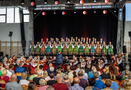 Chór, orkiestra i widownia podczas koncertu